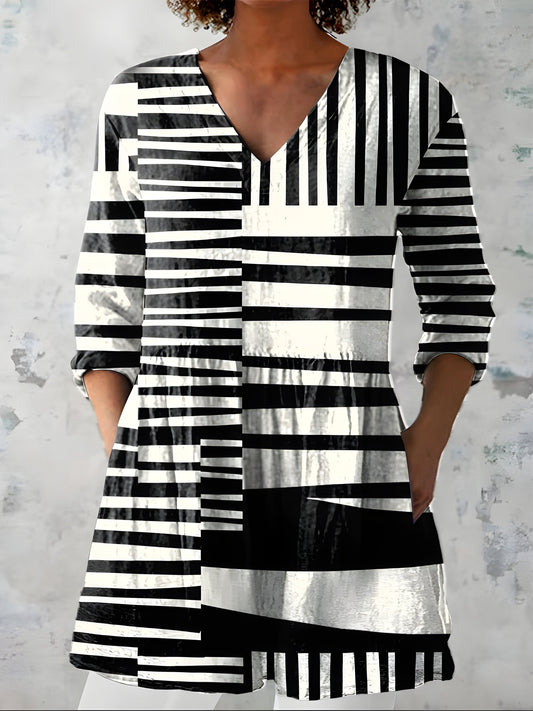 Black and White Print Long V-Neck Tunic Blouse